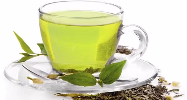 Trà xanh sẽ kích thích chức năng cơ thể, mở rộng mạch máu của bạn và do đó làm tăng lưu lượng máu. Ngoài ra, trà xanh rất giàu các chất chống oxy hóa, sẽ cải thiện sức khỏe tổng thể của bạn.