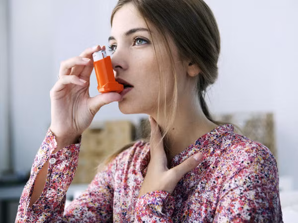 Vitamin C trong chanh dây giúp ngăn ngừa các triệu chứng hen suyễn và giúp làm dịu cơn suyễn. Nó cũng giúp giảm ho và thở khò khè.