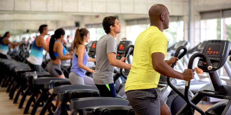 Hạn chế: Phòng tập gym có thể ngột ngạt và thiếu không khí. Trong khi đó, thể dục ở ngoài hoặc ở nhà có thể tự do hơn vì bạn thoải làm những gì bạn muốn cũng như đưa ra các bài tập sáng tạo.
