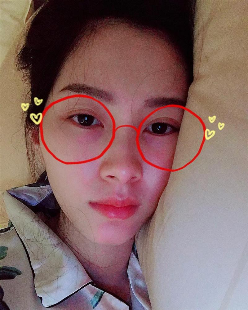 Khi ở nhà, Đặng Thu Thảo thường mặc piyama và bới tóc cao.