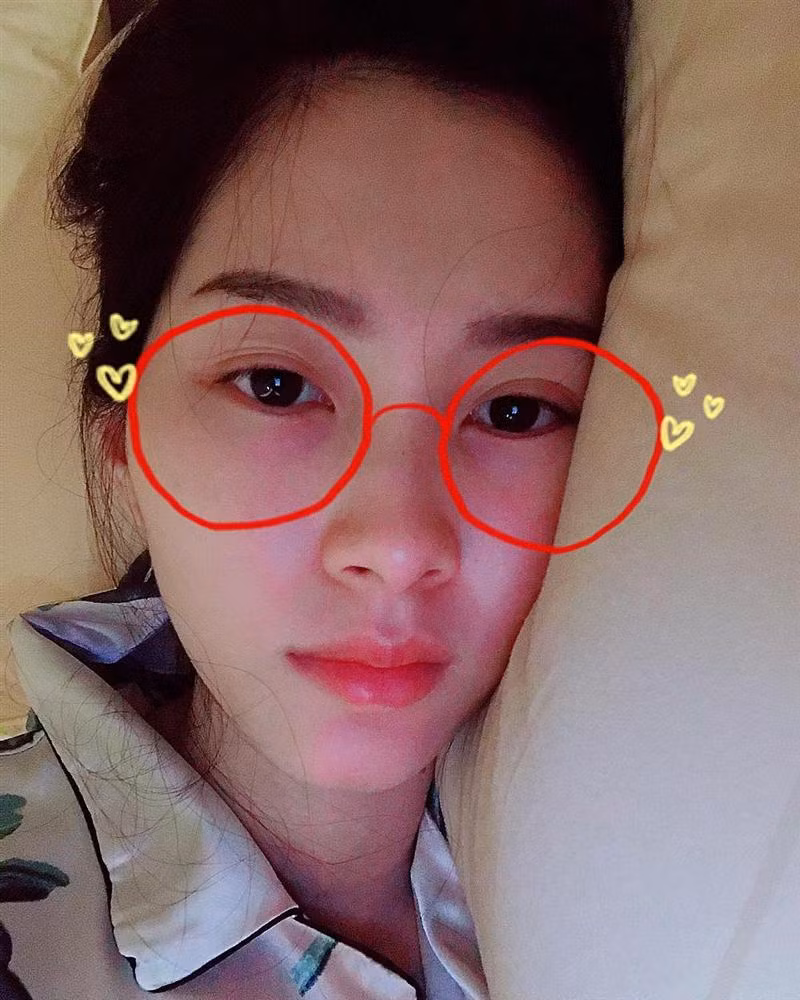 Khi ở nhà, Đặng Thu Thảo thường mặc piyama và bới tóc cao.