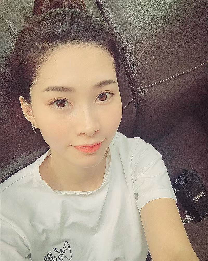 Khi ra đường, Đặng Thu Thảo sẽ chăm chút cho ngoại hình hơn. Hoa hậu yêu thích phong cách thời trang gọn gàng, trẻ trung và thanh lịch.