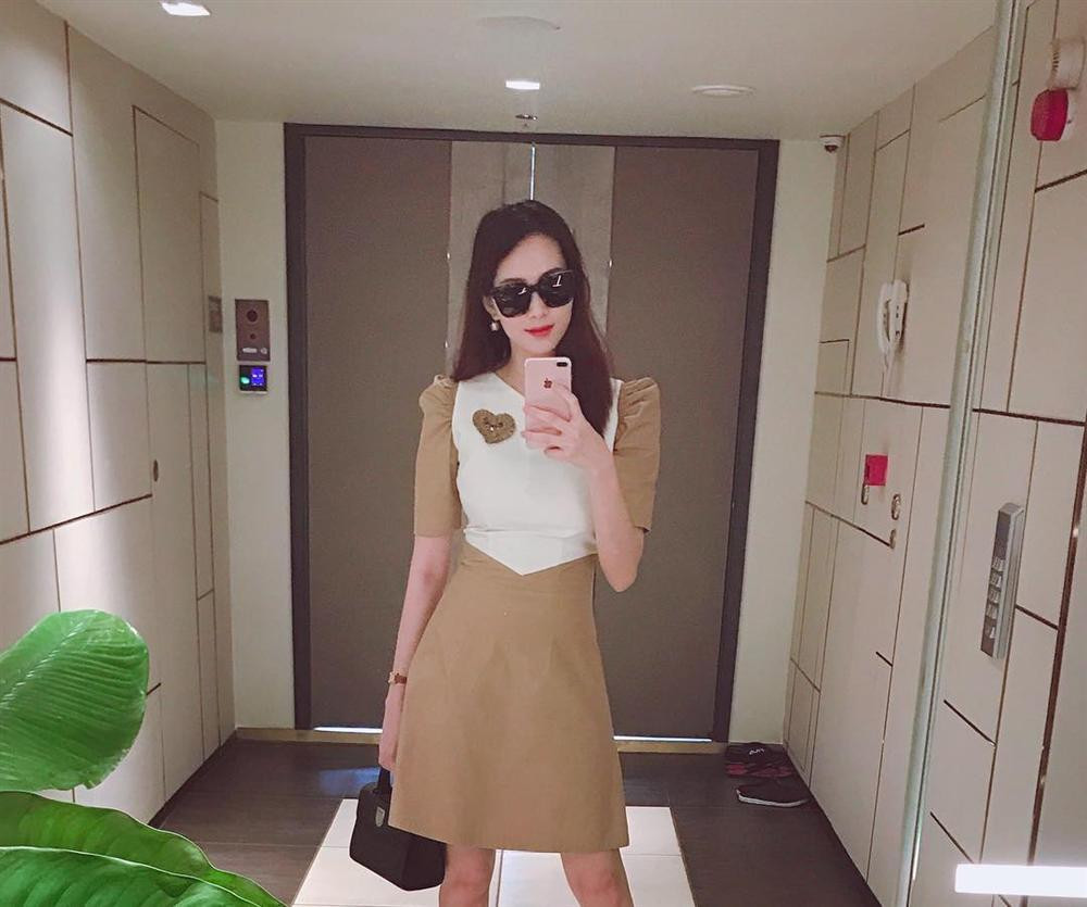 Trong một lần ra phố, Thu Thảo mix váy chữ A trẻ trung với kính râm sành điệu.