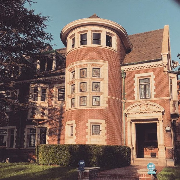 Đến chụp ảnh check-in tại Rosenheim Mansion ở Los Angeles, California: Nơi thu hút nhiều tín đồ phim kinh dị. Đây là ngôi nhà bị ma ám nặng nề mà gia đình Harmon trong series kinh dị bom tấn American Horrow Story: Murder House trú ngụ.