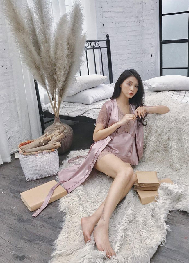 Linh Thỏ vốn là mẫu ảnh nổi tiếng đất Hà thành. Trong những hình ảnh đời thường, cô nàng cũng sexy không kém cạnh Trâm Anh. Cũng thường xuyên khoe dáng với bikini.