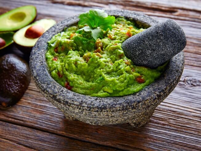 Sốt kem trái bơ (Guacamole) là một loại sốt kem có nguồn gốc từ Mêhicô. Sốt kem trái bơ làm chủ yếu từ quả bơ, vừa bổ dưỡng, vừa dễ làm, dễ sử dụng. Ảnh: Internet.