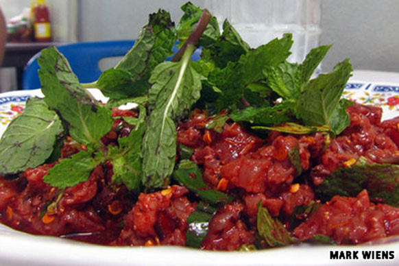 Món ăn Thái Lan này được rất nhiều người đàn ông ở Thái Lan ưa chuộng và nó thường xuyên góp mặt trong các bữa tiệc nhậu. Tuy nhiên, ít du khách nào đủ can đảm để thử món ăn kinh dị này.