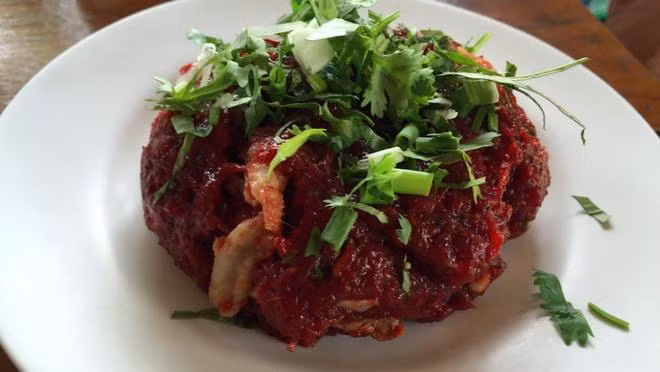 Thịt bò sống: Món Larb Leuat Neua được làm từ thịt bò sống thái mỏng và rắc thêm một ít rau húng thơm - thành phần đặc biệt khiến nhiều người thêm kinh hãi đó là tiết bò tươi được rưới lên món ăn. 