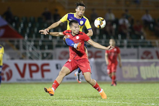 Rất nhiều cầu thủ Nghệ An như Quang Nam (áo đỏ)...