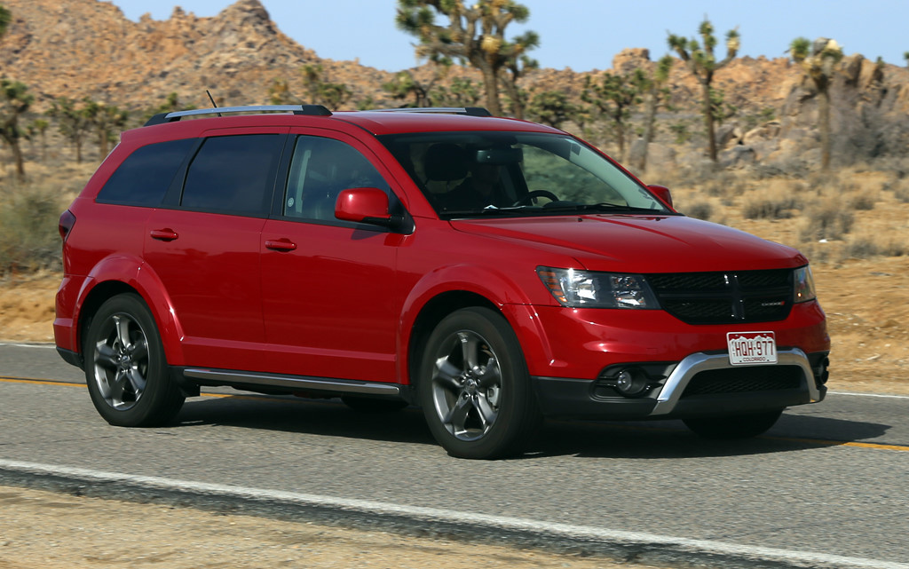 Dodge Journey - 2008: Thoạt nhìn, Dodge Journey mang hình dáng của một chiếc SUV hay crossover, nhưng thực tế nó thuộc dòng MVP 7 chỗ ngồi. Journey phù hợp với đối tượng khách hàng hộ gia đình. Mẫu xe được nâng cấp nhẹ vào năm 2011. Kể từ đó tới nay, Journey chưa nhận thêm được bất cứ bản cập nhật nào.