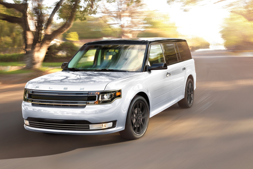 Ford Flex - 2008: Ra mắt cách đây một thập kỷ, nhưng Ford Flex sở hữu thiết kế hiện đại không thua kém những mẫu xe khác cùng phân khúc ngày nay. Flex là mẫu xe đầu tiên của Ford được xây dựng trên nền tảng D4 và đã tạo được tiếng vang lớn thời bấy giờ. Đến năm 2013, chiếc SUV nhận được một bản cập nhật, nhưng thay đổi chủ yếu đến từ thiết kế, còn cấu trúc gần như được giữ nguyên.