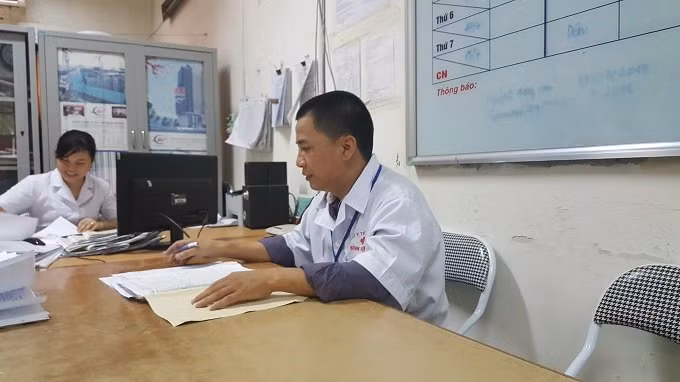 Nỗi ám ảnh đối với những người công tác ở bệnh viện 09 như bác sĩ Vũ Tiến Thọ là cái chết lạnh lẽo, cô độc của bệnh nhân. Ảnh: Lê Anh Dũng.