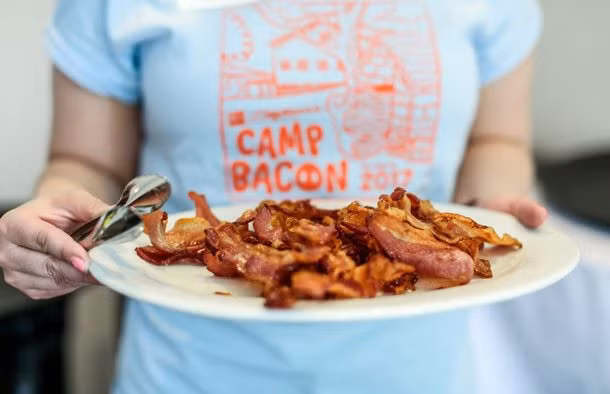 Mỗi người Mỹ trung bình ăn 8kg thịt xông khói một năm, kèm theo đó là tỷ lệ cao người mắc bệnh ung thư, được cho là xuất phát từ thịt xông khói. Tuy nhiên, người Mỹ vẫn dành tình yêu cho món ăn hấp dẫn này.