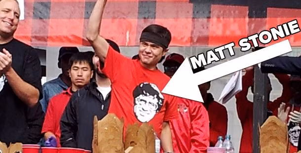 Ăn 182 miếng thịt xông khói trong 5 phút là kỷ lục do Matt Stonie, người ăn thịt xông khói nhanh nhất thế giới xác lập ngày 22/2/2015. Nguồn ảnh: List25.