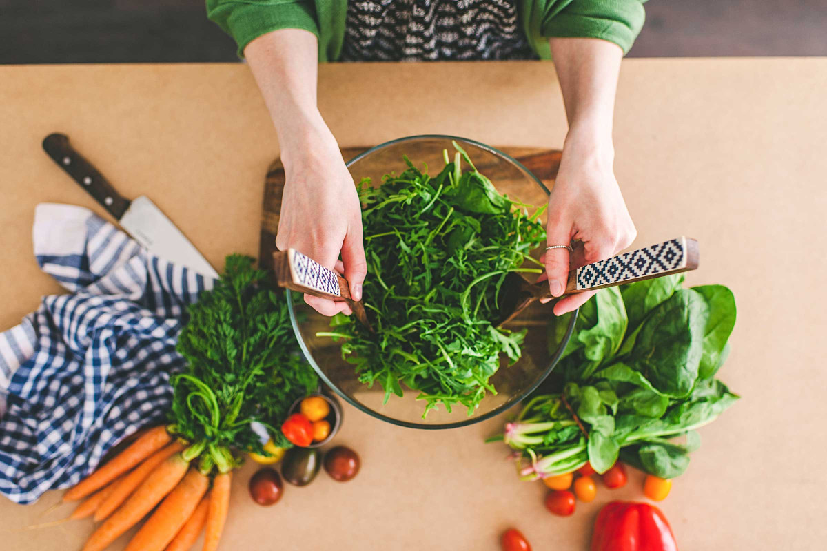 Cơ thể quá gầy, thiếu hụt chất dinh dưỡng sẽ khiến buồng trứng ngừng tiết estrogen và không phóng noãn dẫn đến chậm kinh.