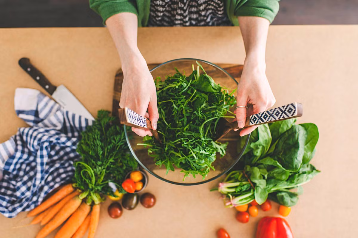 Cơ thể quá gầy, thiếu hụt chất dinh dưỡng sẽ khiến buồng trứng ngừng tiết estrogen và không phóng noãn dẫn đến chậm kinh.