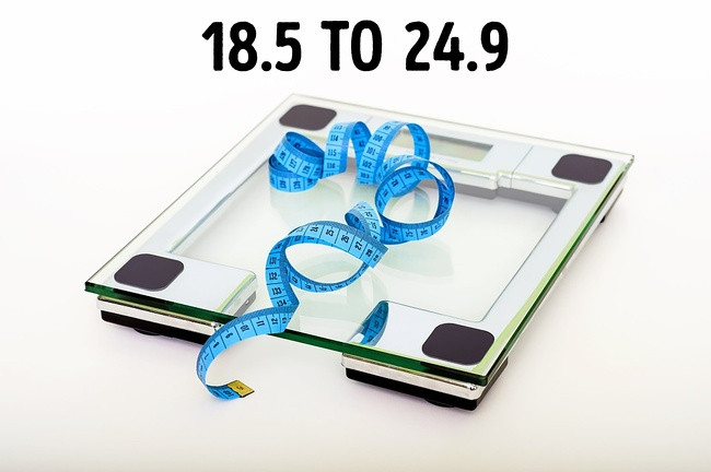 Chỉ số khối cơ thể (BMI) lý tưởng trong khoảng 18,5 - 24,9. Chỉ số BMI được tính theo công thức trọng lượng cơ thể (kg) chia cho bình phương chiều cao (m).