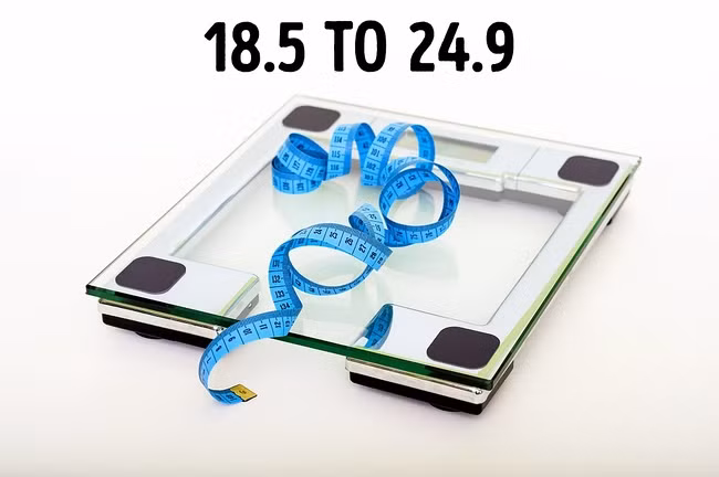 Chỉ số khối cơ thể (BMI) lý tưởng trong khoảng 18,5 - 24,9. Chỉ số BMI được tính theo công thức trọng lượng cơ thể (kg) chia cho bình phương chiều cao (m).