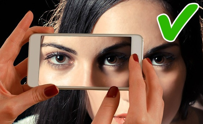 Một cách đơn giản để phát hiện gan, thận hoặc tim mạch có hoạt động tốt hay không là nhìn vào lòng trắng ở mắt. Nếu bạn khỏe mạnh thì vùng này có màu trắng sáng hoặc màu vỏ trứng, các mạch máu không nổi quá rõ.