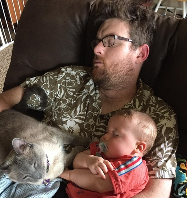 Khi bố trông con, cả hai cùng ngủ.