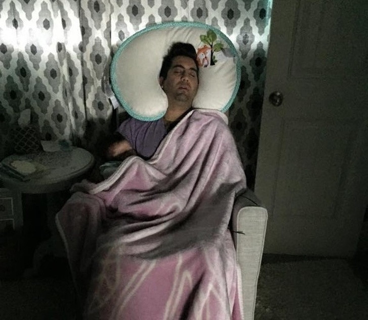 Khi con không chịu nằm giường thì bố có cách ngủ ngồi.