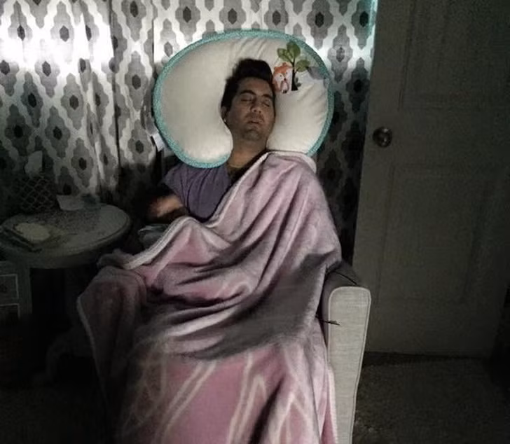 Khi con không chịu nằm giường thì bố có cách ngủ ngồi.