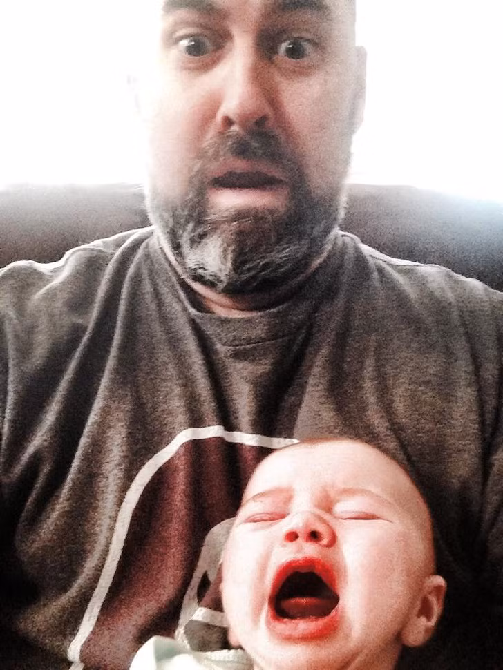 Con không nín là bố khóc theo đấy!