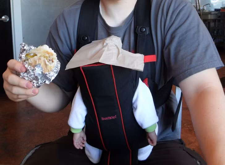 Cách bố ăn trưa mà không làm bẩn đầu con.