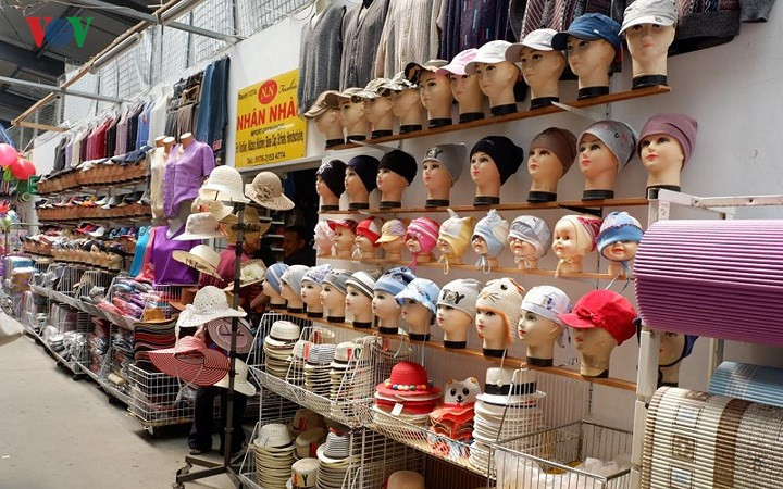 Mặt hàng nào cũng có, phong phú đến ngập mắt.