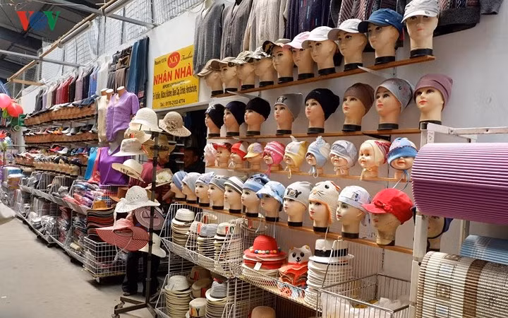 Mặt hàng nào cũng có, phong phú đến ngập mắt.