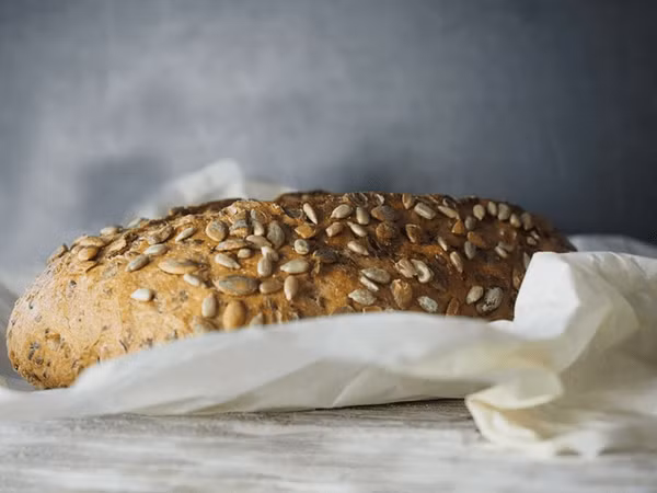 Bánh mì nguyên hạt là một nguồn carbohydrate rất tốt mà bạn có thể ăn trước khi thể dục. Bạn có thể ăn bánh mì nguyên hạt với trứng luộc 45 phút trước khi bắt đầu bài tập.