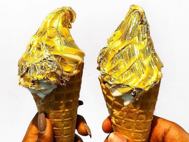 Món kem hình nón của nhà hàng Snowopolis ở California (Mỹ). Nó được phủ vàng 24 karat, bên trong chứa đầy kem vani mềm.