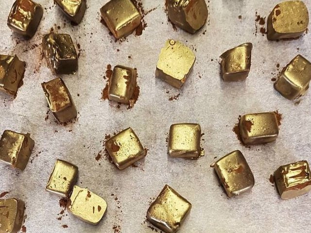 Kẹo caramel vàng của nhà hàng Leckerbaer ở Copenhagen, Đan Mạch. Ảnh: Insider.