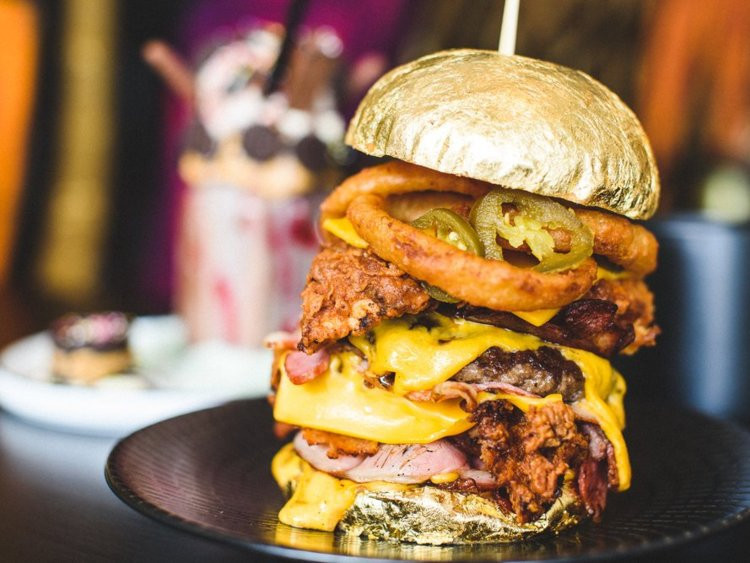 Bánh phô mai trị giá 88 USD/chiếc ở nhà hàng Phat Stacks Burgers (Úc). Món bánh dát vàng này gồm hai miếng thịt bò, hai ức gà rán, thịt xông khói, ba lát phô mai, hành tây và ớt.
