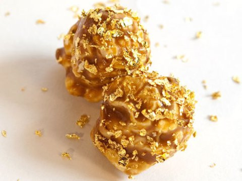 Bỏng ngô dát vàng trị giá 250 USD/túi ở Berco’s tại Chicago (Mỹ). Món ăn mặn ngọt này được phủ trong những miếng vảy vàng 23 karat.