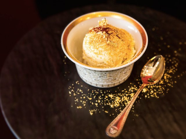 Món kem phủ vàng ở cửa hàng Scoopi Café ở Dubai, Các Tiểu vương quốc Ả Rập Thống nhất.
