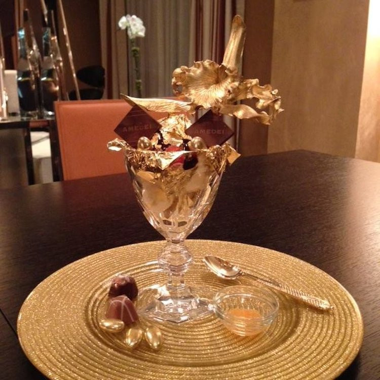 Món bánh của nhà hàng Serendipity 3 ở New York (Mỹ) phủ lá vàng 23 cara, trang trí với kẹo trái cây, hạnh nhân phủ vàng, kẹo socola và bánh hạnh nhân. Với giá 1.000 USD/chiếc, nó là một trong những món tráng miệng đắt tiền nhất trên thế giới.