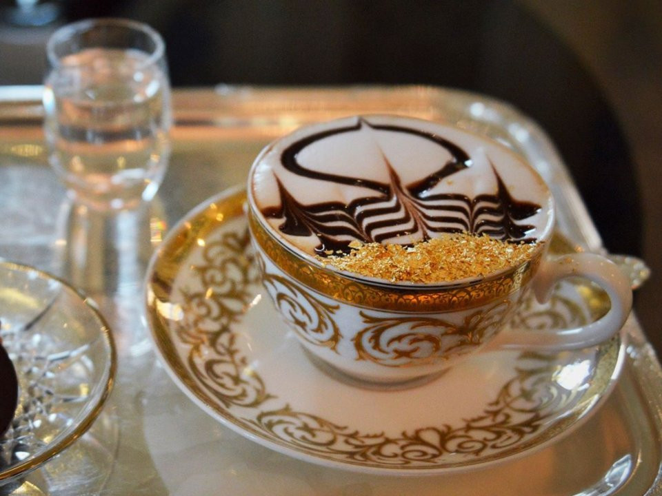 Ly cà phê cappuccino của khách sạn Emirates Palace ở Các Tiểu vương quốc Ả Rập Thống nhất.