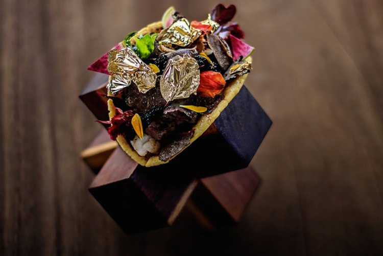 Bánh taco 25.000 USD ở nhà hàng Frida, Mexico: Bánh kẹp đầy thịt bò Kobe, langoustine (một loại tôm hùm), trứng cá muối Almas Beluga và phô mai bruffle đen.