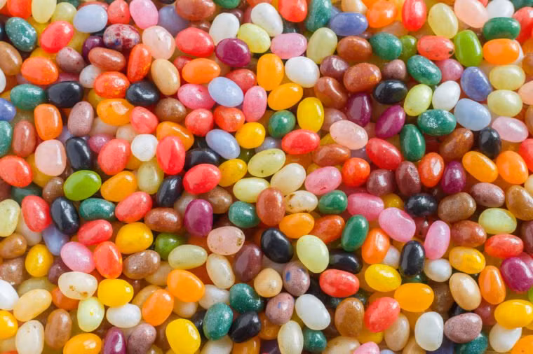 Màu nhân tạo: Mặc dù màu nhân tạo được FDA chấp thuận với mục đích tăng cường hương vị thức ăn nhưng chúng có liên quan đến các hành vi gây dị ứng, hội chứng ruột kích thích, đau nửa đầu và ung thư tuyến giáp. Do vậy, bố mẹ nên hạn ché cho bé ăn thực phẩm chứa màu nhân tạo.