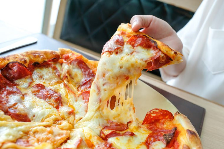 Natri có trong rất nhiều loại thực phẩm, ngay cả những loại không có vị "mặn". Cần hạn chế cho trẻ ăn ác thực phẩm nhiều muối như pizza, bánh mì, bánh mì cuộn...