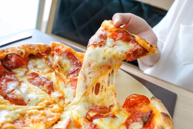 Natri có trong rất nhiều loại thực phẩm, ngay cả những loại không có vị "mặn". Cần hạn chế cho trẻ ăn ác thực phẩm nhiều muối như pizza, bánh mì, bánh mì cuộn...