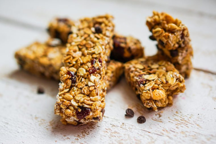 Đường: Hầu hết các bậc phụ huynh cố gắng hạn chế trẻ ăn nhiều đường bằng cách loại bỏ đồ ngọt như bánh quy và kem nhưng điều đó có thể không đủ. Đường được thêm vào nhiều mặt hàng thực phẩm mà hầu hết mọi người khó lòng biết được, từ nước sốt cà chua đến các loại bim bim.