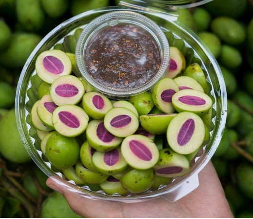 Quả Plango ăn được cả khi xanh và chín. Plango xanh chấm mắm tôm hoặc các loại mắm được pha trộn theo công thức của người bản địa. Phần hạt màu tím bên trong quả Plango có thể ăn được nhưng nó có vị hơi chát. Ảnh: Thairath.