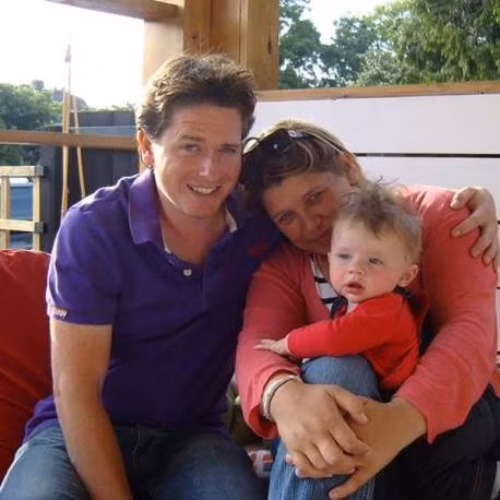 Alex Lews và gia đình trước khi lâm cơn bạo bệnh. Alex Lews và gia đình trước khi lâm cơn bạo bệnh.