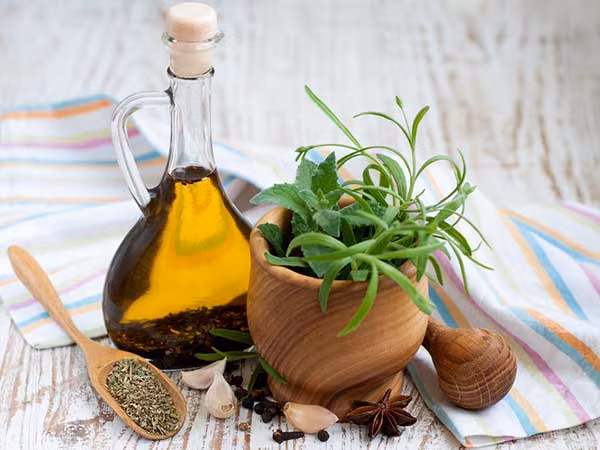 Dầu Oregano (kinh giới dại) là một phương thuốc trị viêm tai giữa tuyệt vời. Nó tăng cường hệ thống miễn dịch và cũng làm giảm viêm trong đường hô hấp và ống tai.