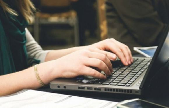 Anh ta không dùng mạng xã hội: Nếu anh ta không sử dụng mạng xã hội thì bạn có quyền nghi ngờ. Có thể người đàn ông này đang lo sợ rằng bạn nhìn thấy tình trạng hôn nhân và những bức ảnh chụp cùng vợ mình.