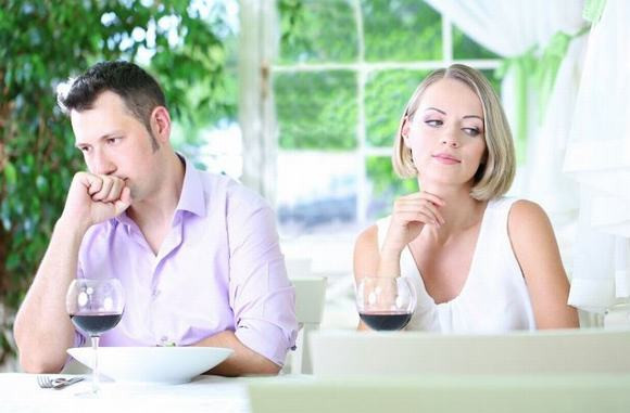 Anh ta chỉ thoải mái khi chỉ có 2 người: Nếu người đàn ông bạn đang hẹn hò không thoải mái với bạn khi ở nơi công cộng thì cần phải suy nghĩ lại. Nếu ở nơi đông người, bạn bắt đầu thể hiện cử chỉ tình cảm nhưng anh ấy nhìn xung quanh liên tục thì có thể người đàn ông này đang lo lắng ai đó phát hiện ra mình.