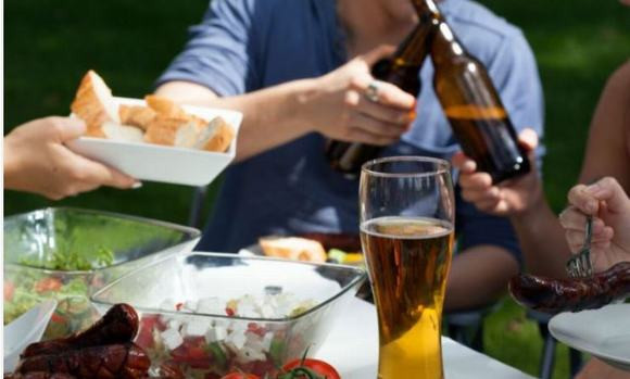 Anh ta không đi chơi với bạn trong ngày lễ: Người đàn ông đã lấy vợ thường dành thời gian cho gia đình mình vào các ngày lễ. Nếu anh ta không bên bạn vào các kỳ nghỉ lễ thì có thể người đàn ông này đang ở bên vợ mình.