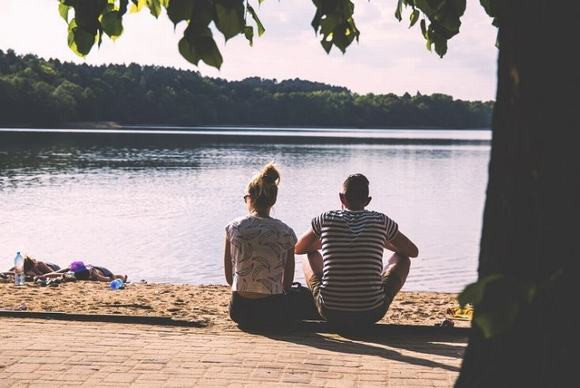 Anh ta không nói rõ về quá khứ của mình: Nếu chàng trai bạn đang hẹn hò không nói quá nhiều về quá khứ thì có thể bạn nghĩ anh ta nhút nhát. Nhưng có thể thực sự anh ta chỉ muốn che giấu việc đã kết hôn.
